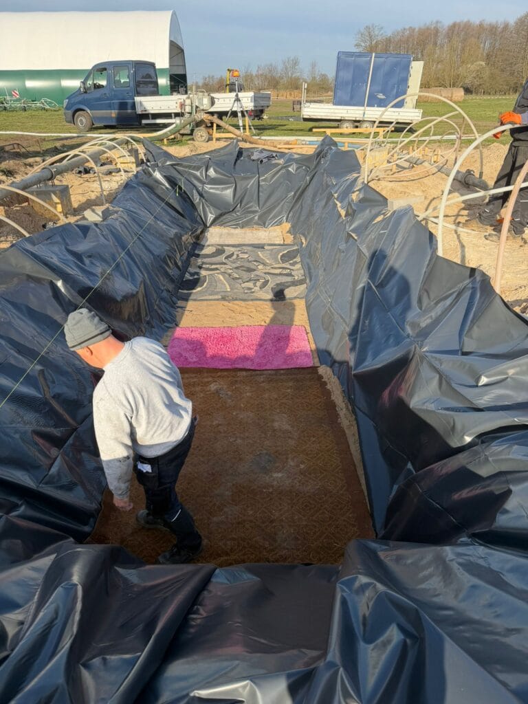 Wykop pod szambo betonowe wykonany koparką