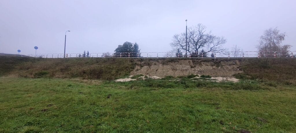 Oberwany nasyp obwodnicy Drezdenka przed naprawą