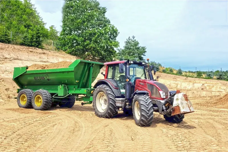 Ciągnik z przyczepą 24 t do transportu materiałów sypkich