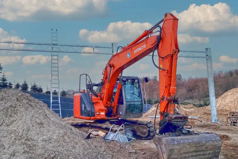 Koparka gąsienicowa 14 t przy pracach ziemnych